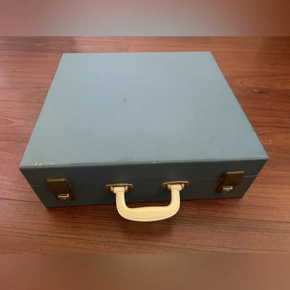 Vintage 1950s Brexton picnic set in wonderfully perfect condition - Picture 2 of 4